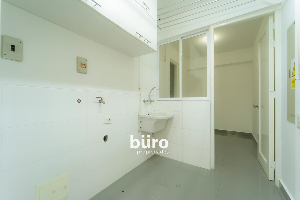 23 de 29: Lavandería y cuarto servicio.