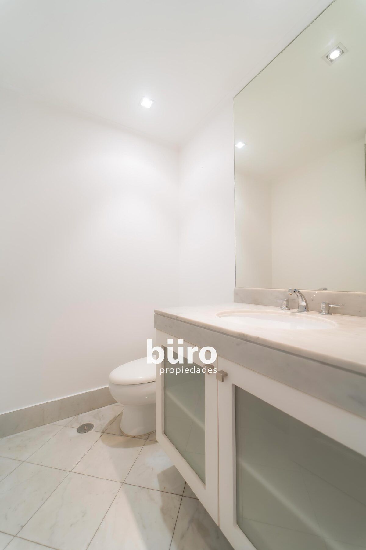 22 de 29: Baño visitas.