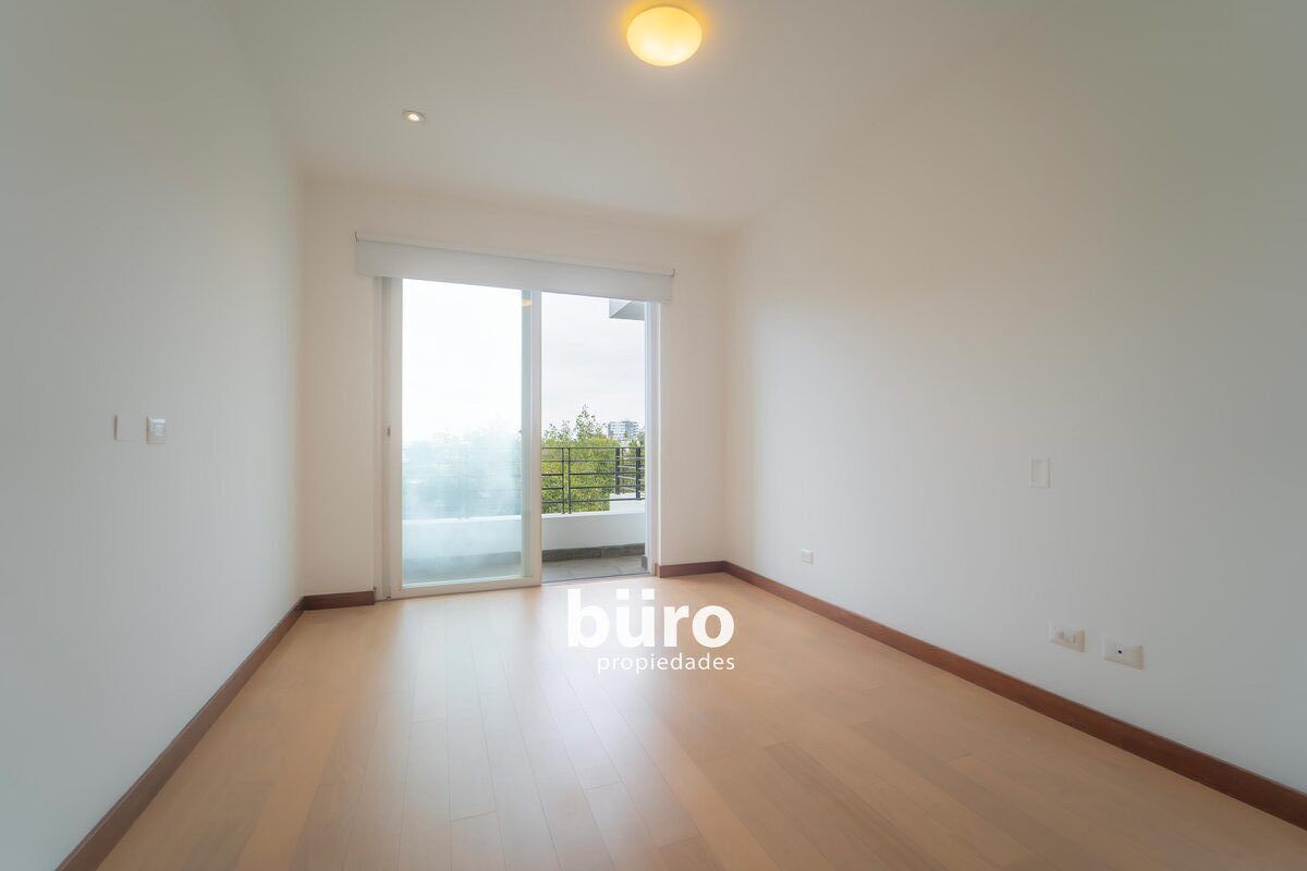 13 de 29: Dormitorio secundario N1 con acceso a balcón.