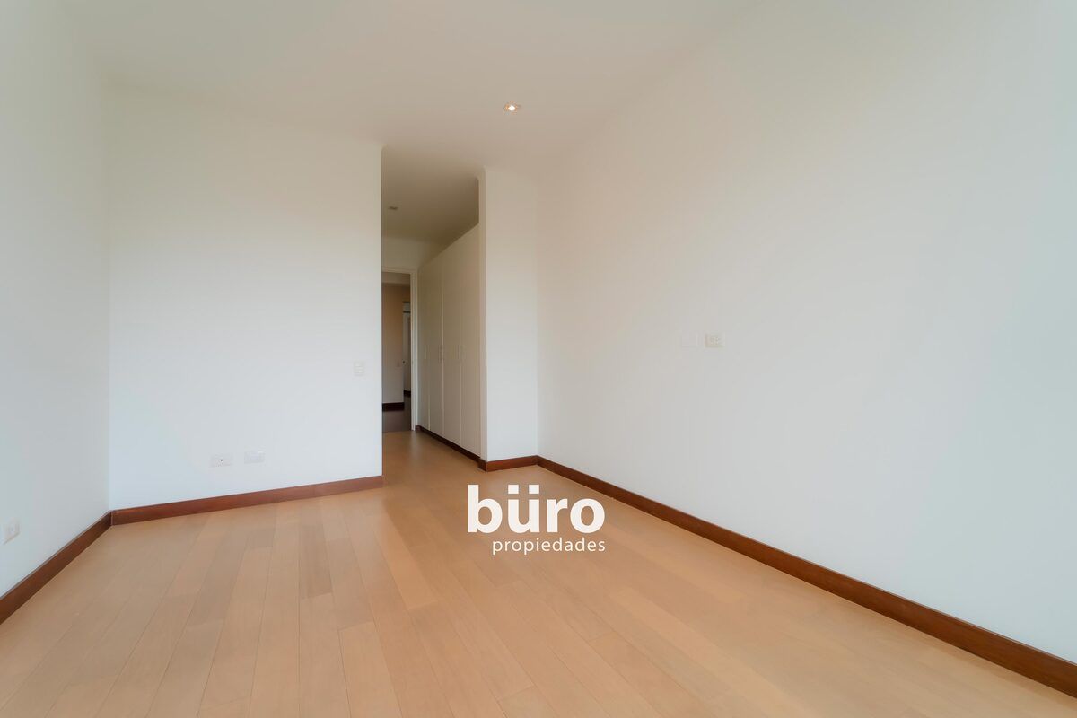 10 de 29: Dormitorio secundario N1 con baño incluído.