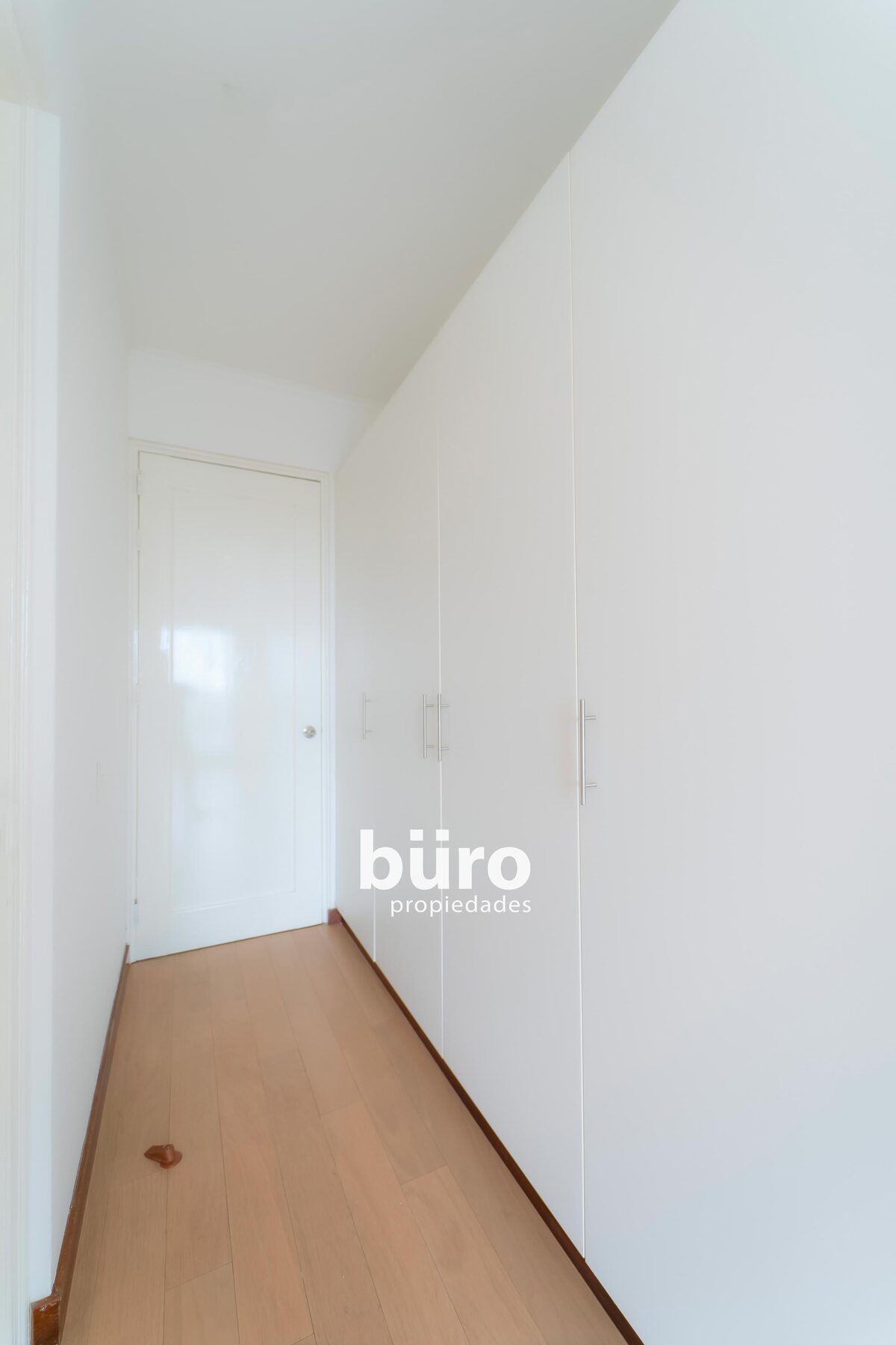 21 de 29: Closet dormitorio secundario N1.