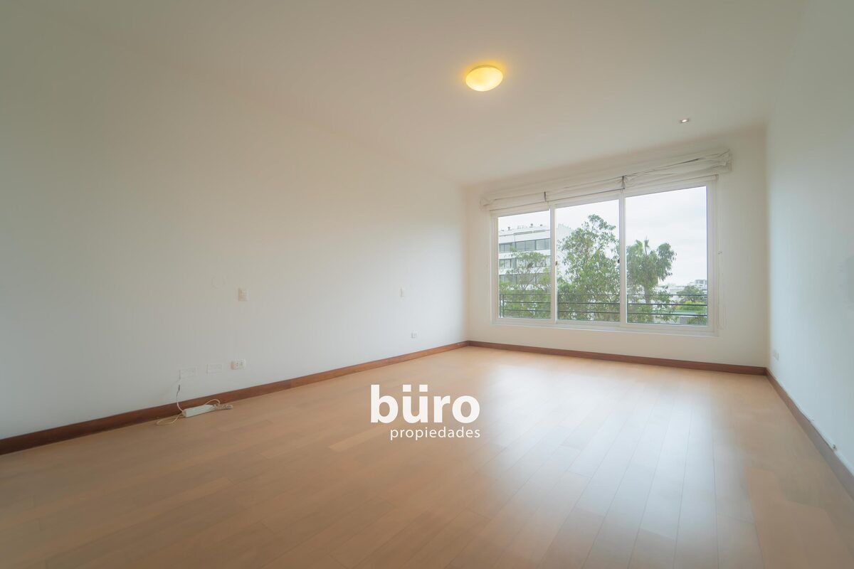 7 de 29: Amplio dormitorio principal con vista a la calle.