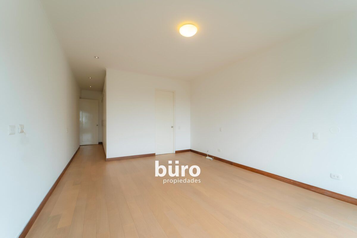 15 de 29: Dormitorio principal con walking closet y baño.