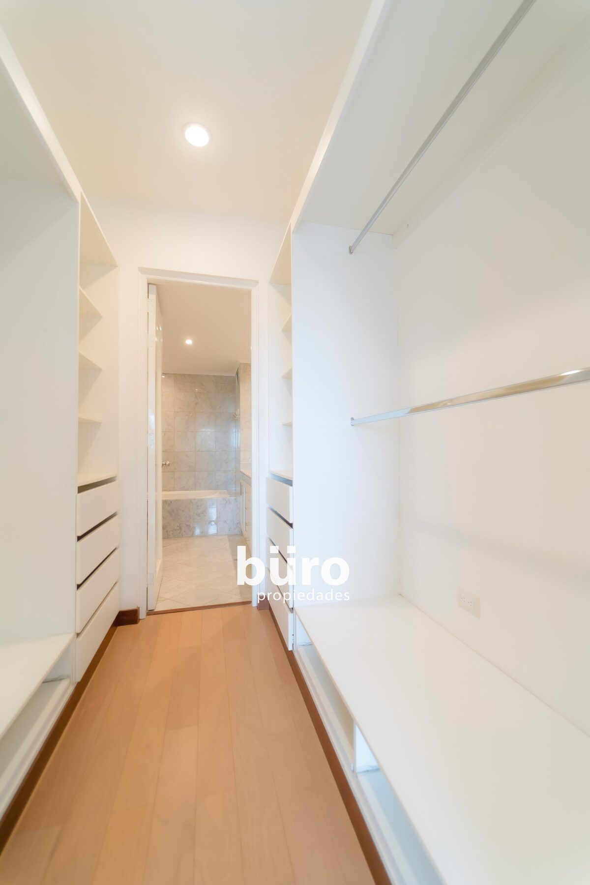 16 de 29: Walking closet dormitorio principal.