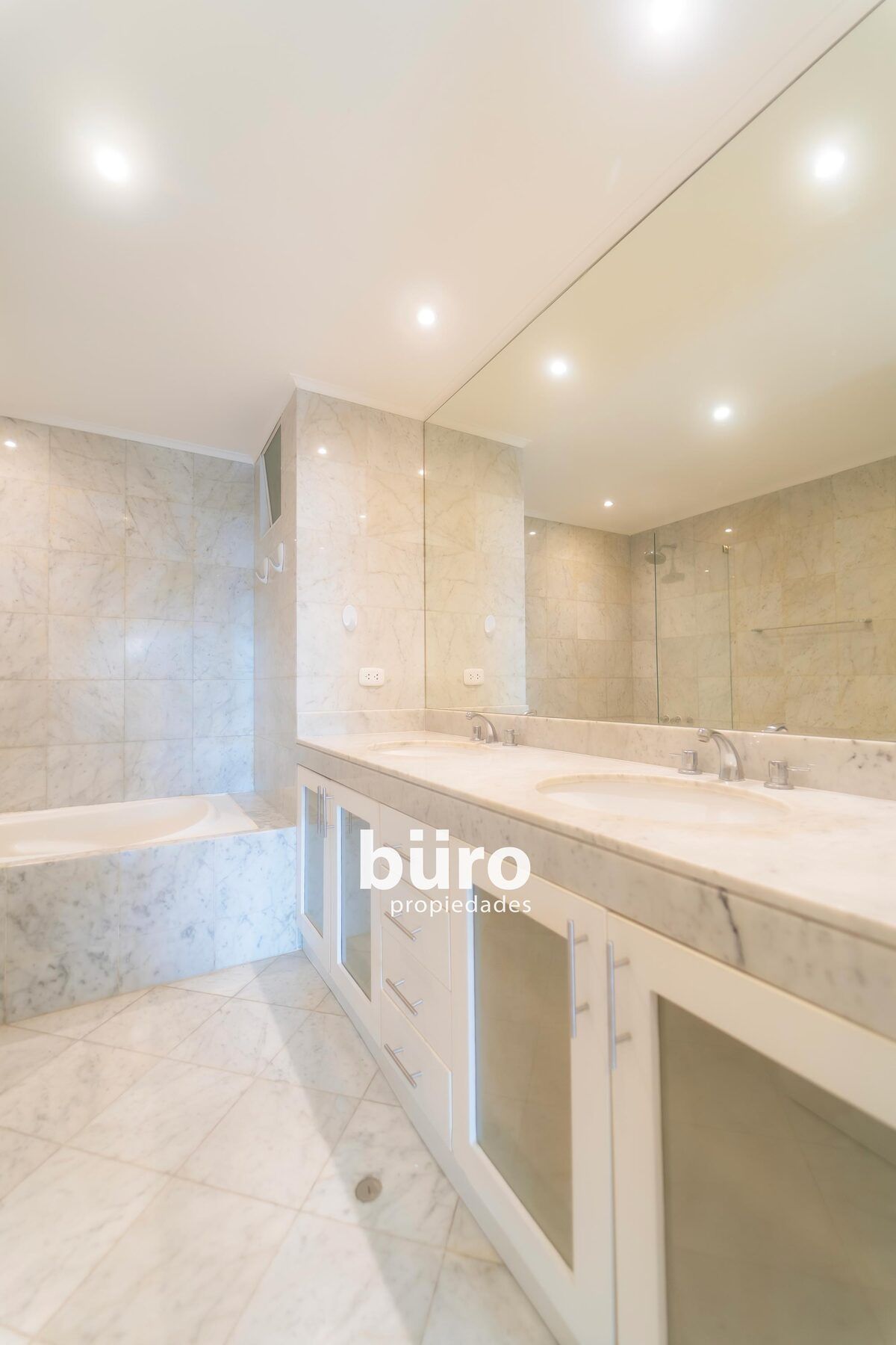 17 de 29: Baño dormitorio principal.