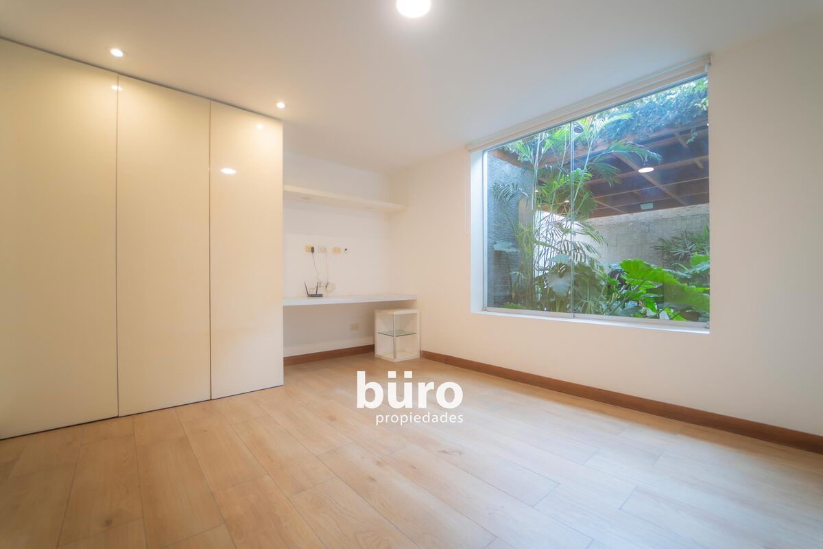 10 de 40: Dormitorio secundario N1 con closet y baño incluído.