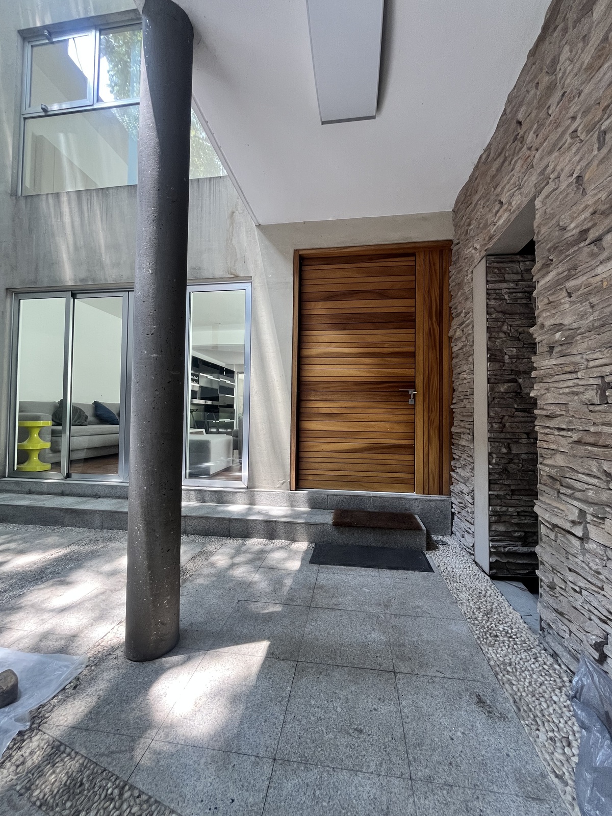 2 de 48: Puerta entrada casa