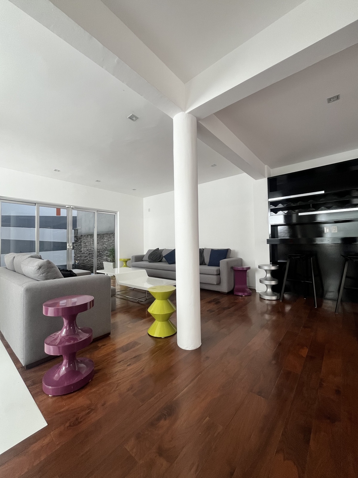 5 de 48: Sala y bar