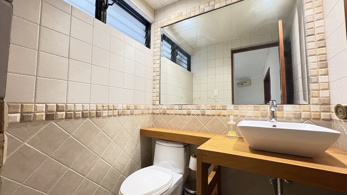4 de 18: Baño de vista con ventana