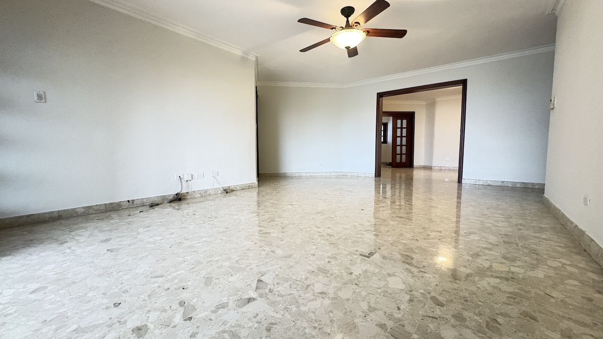 3 de 18: Sala y comedor al fondo