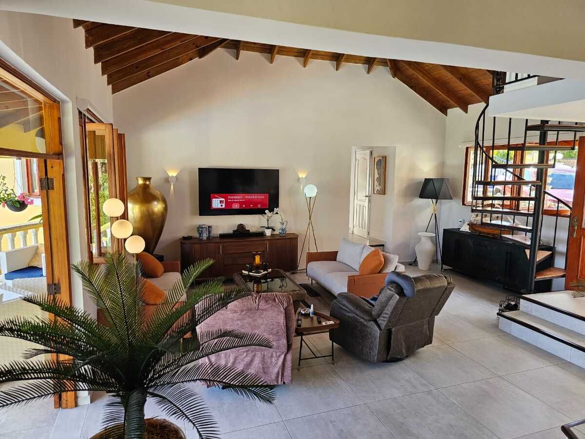 9 of 18: Living Room