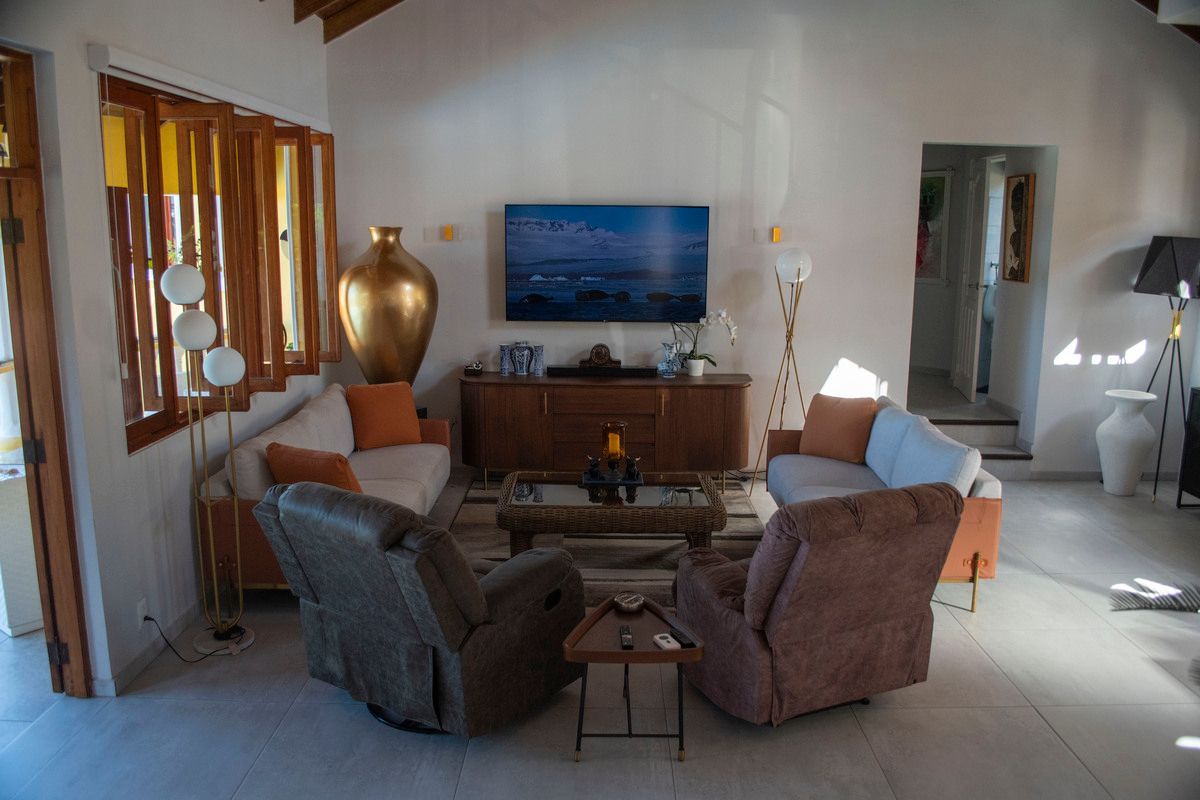 10 of 18: Living Room 2