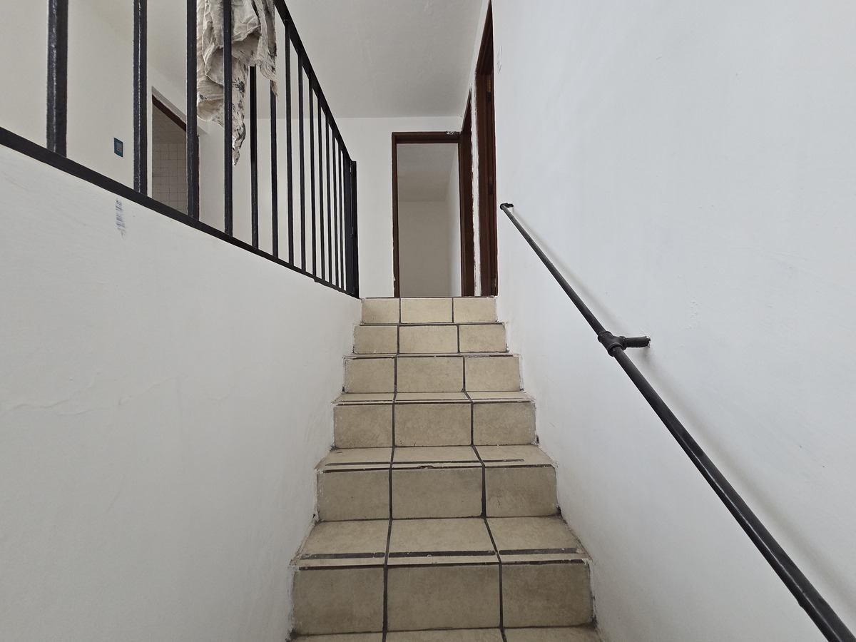 15 de 24: Escalera de acceso a planta alta