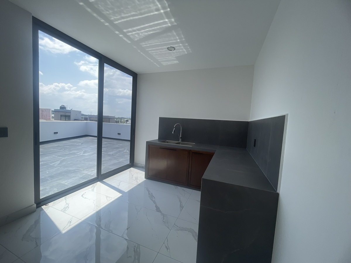 14 of 18: Terraza con cocineta