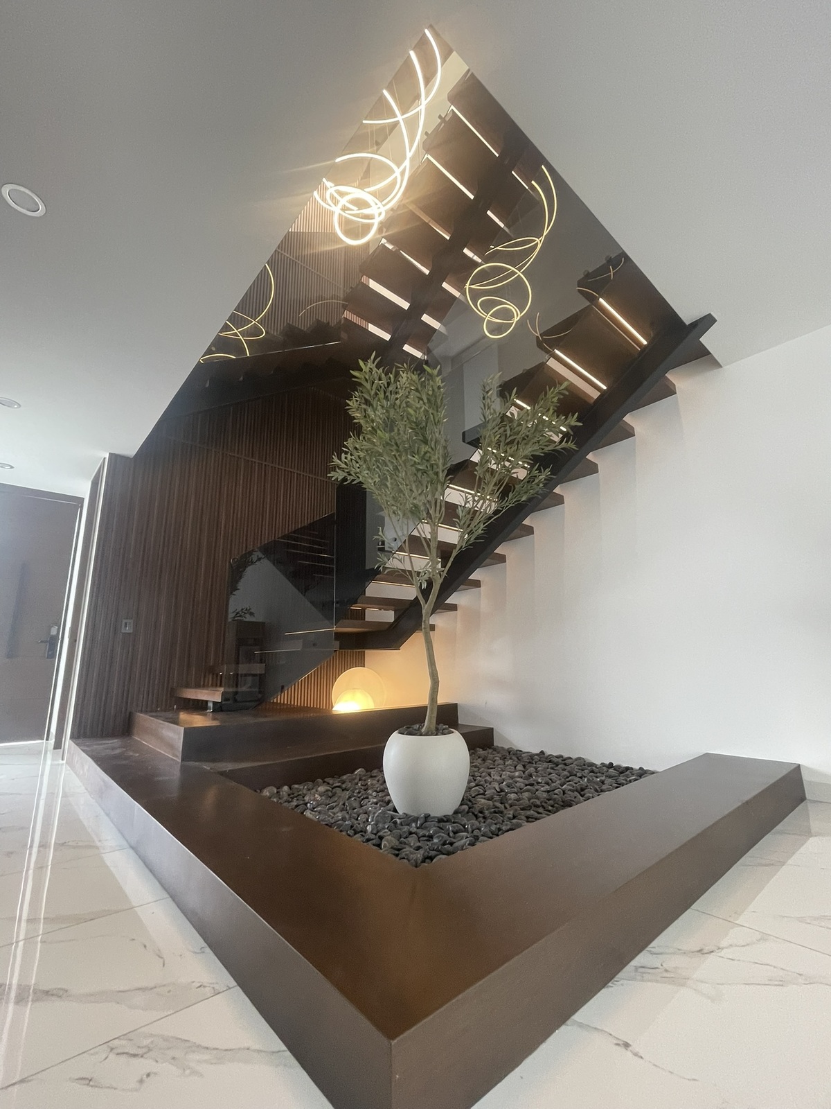 3 de 16: Escalera con Caldelabro e iluminación