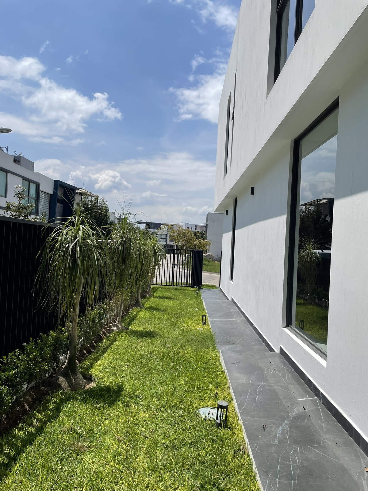 16 of 18: Patio Lateral