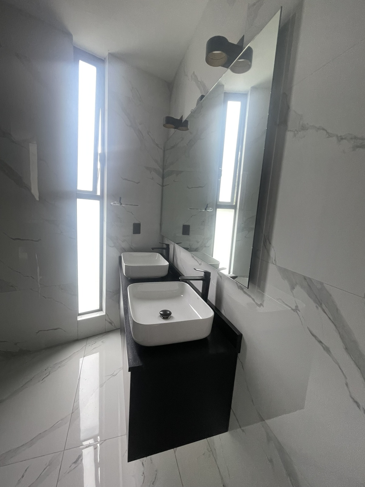 8 of 18: Doble Lavabo en Habitación Principal