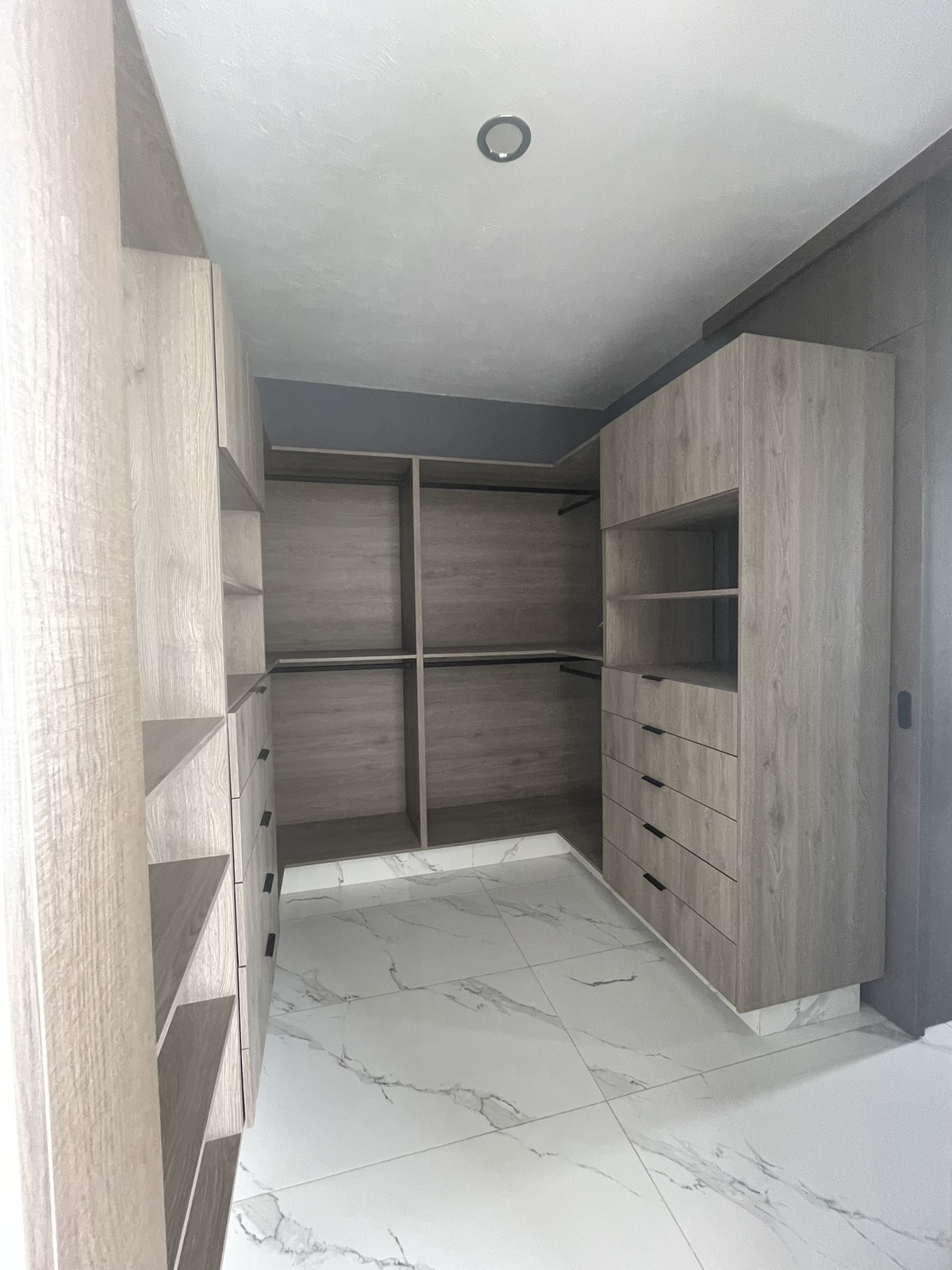 9 of 18: Walk in closet en Habitación Principal