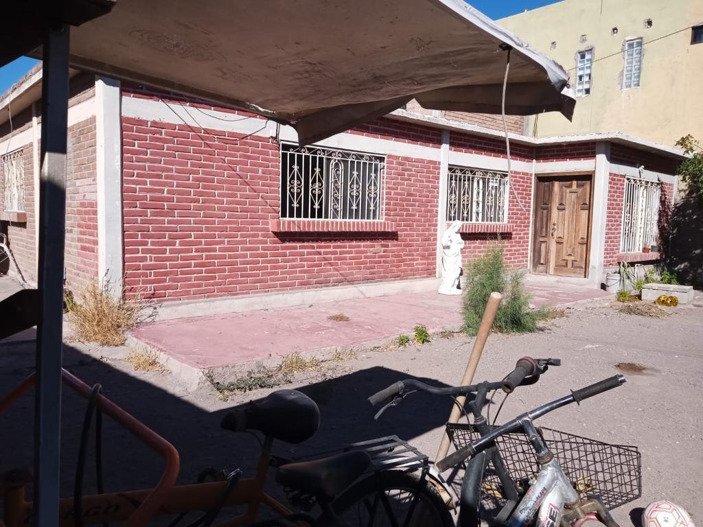 2 of 10: Fachada de la casa principal