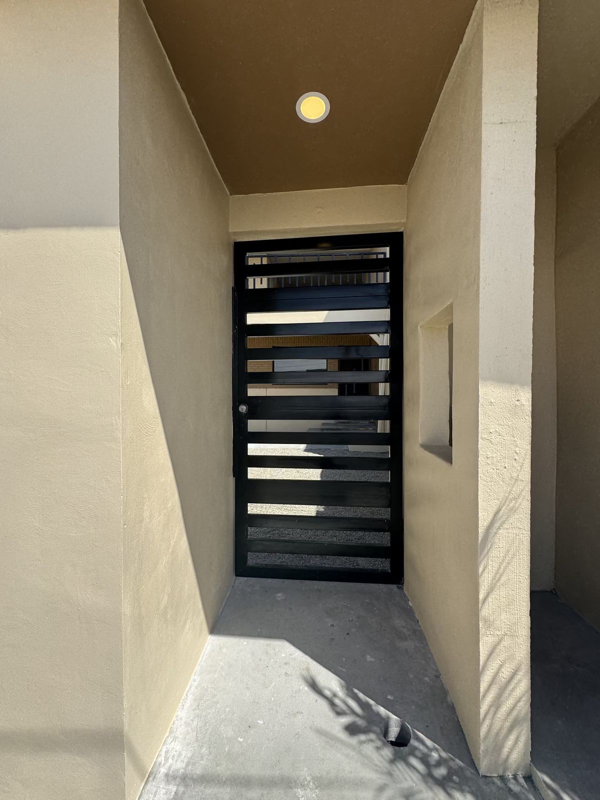 5 de 20: ENTRADA PEATONAL ILUMINADA