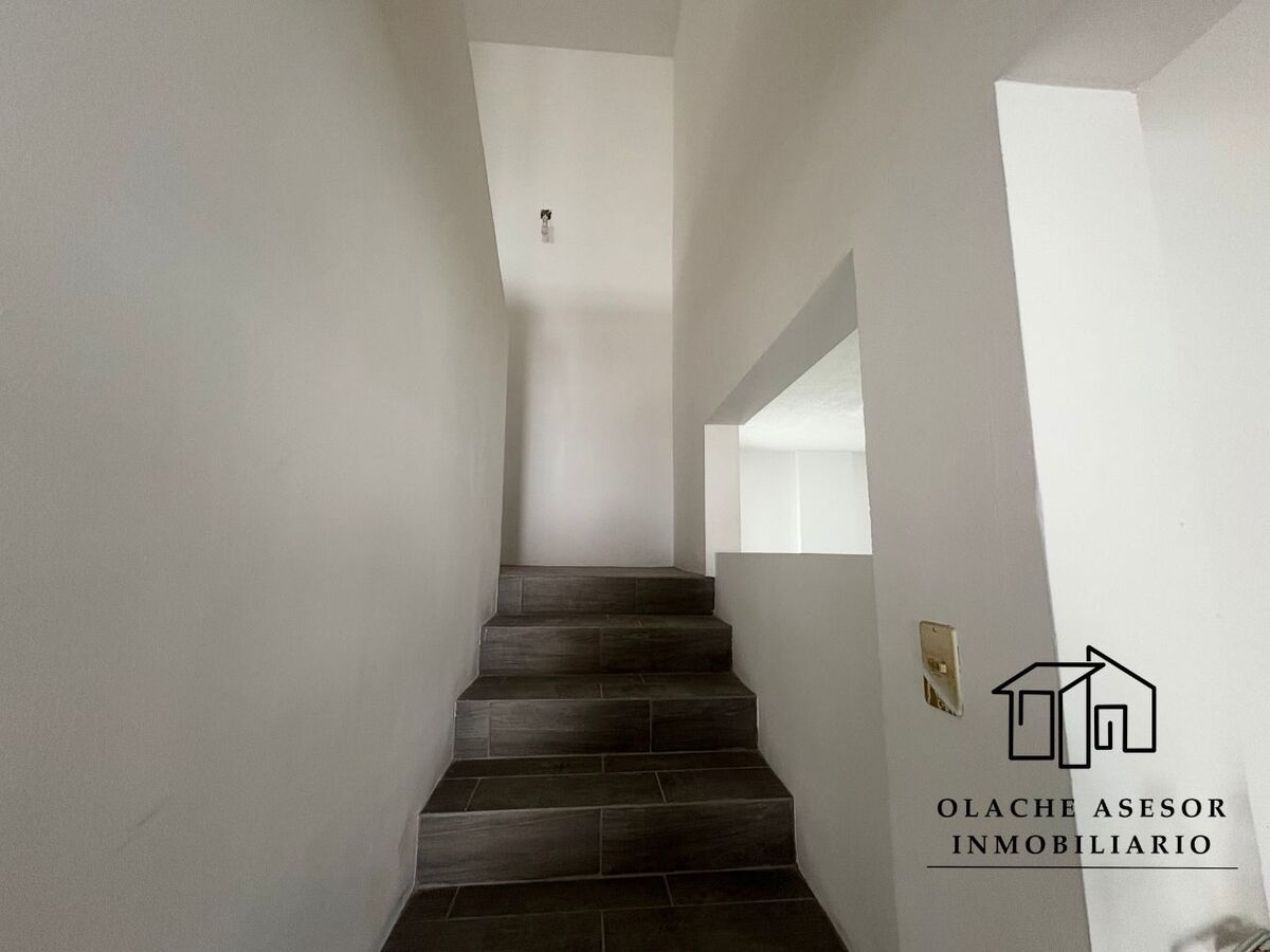 13 of 21: ESCALERA