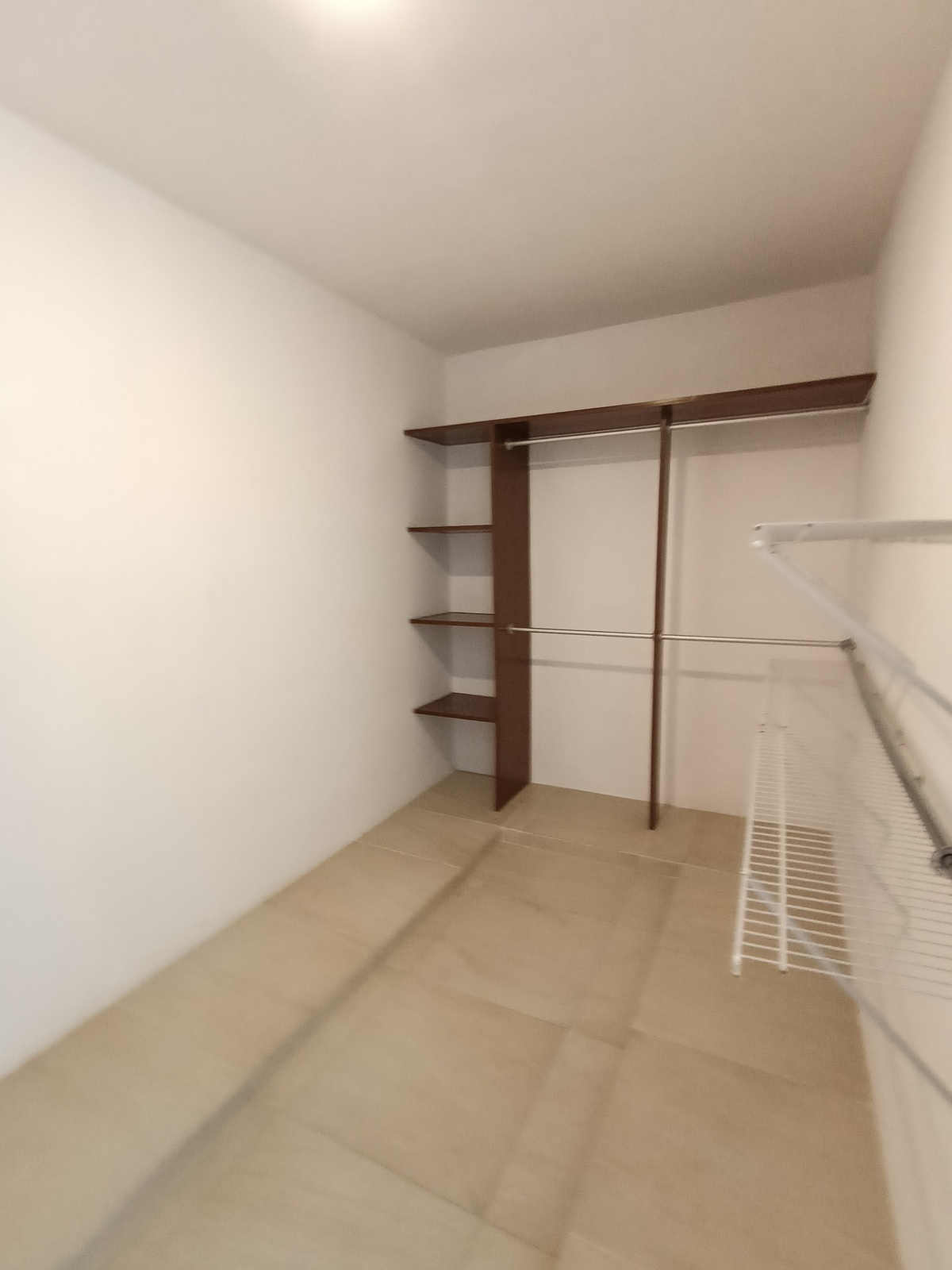23 de 31: closet vestidor en recámara principal