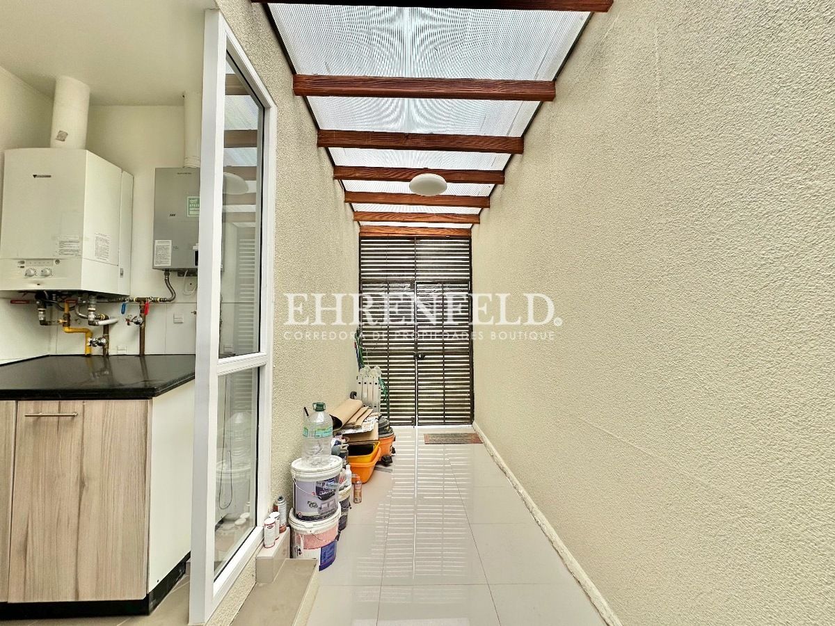 19 de 36: Patio de servicio y logos.