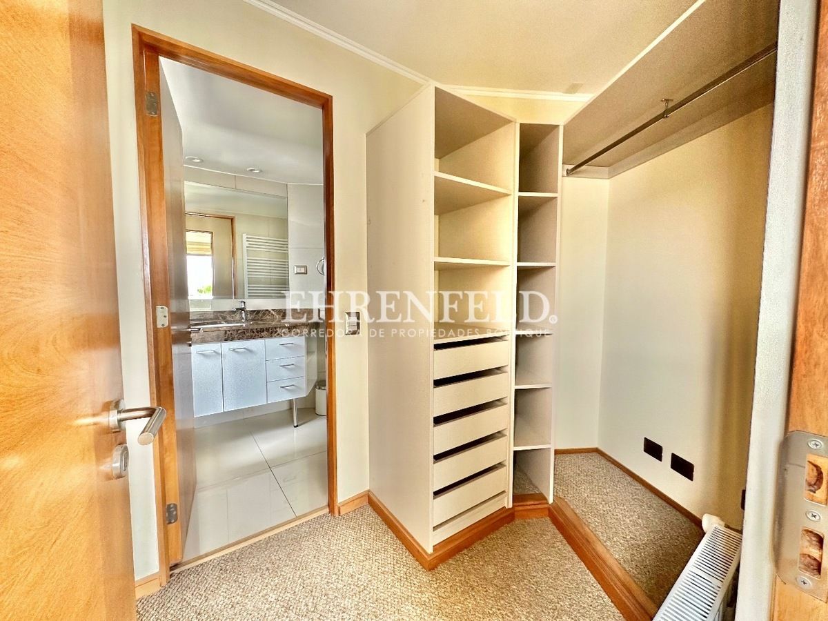 29 de 36: Walk in closet suite, segundo piso.