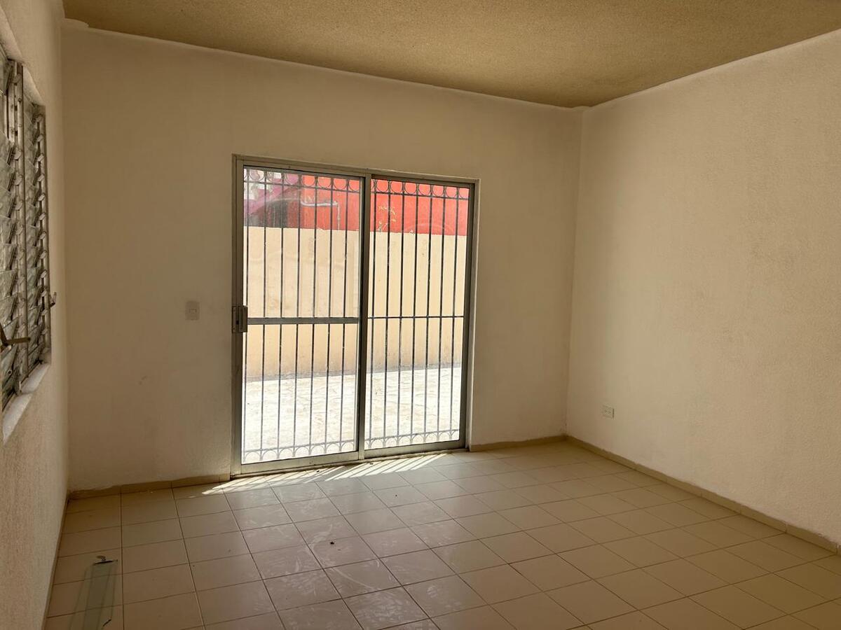 4 of 13: Comedor con vista al petio