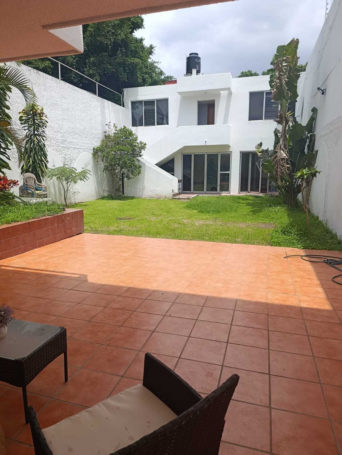 1 of 33: Jardín con terraza y habitaciones para visitas