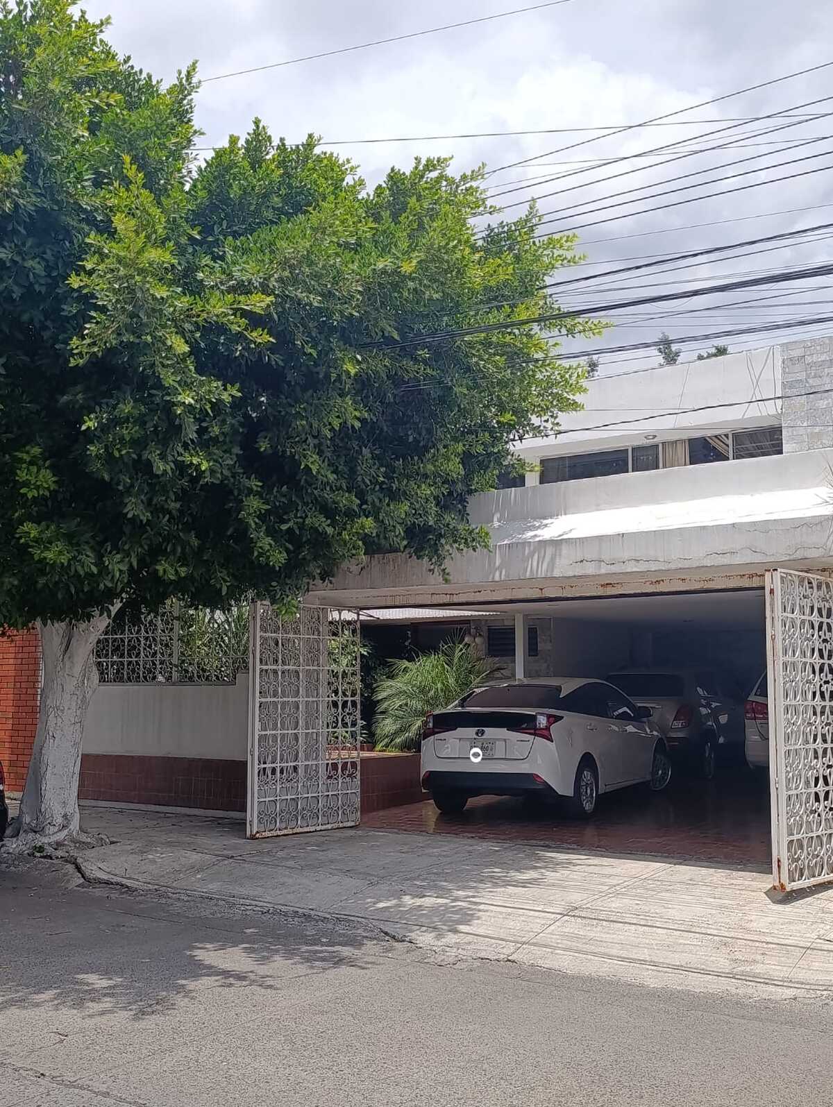 2 of 33: Fachada y estacionamiento para cuatro vehículos