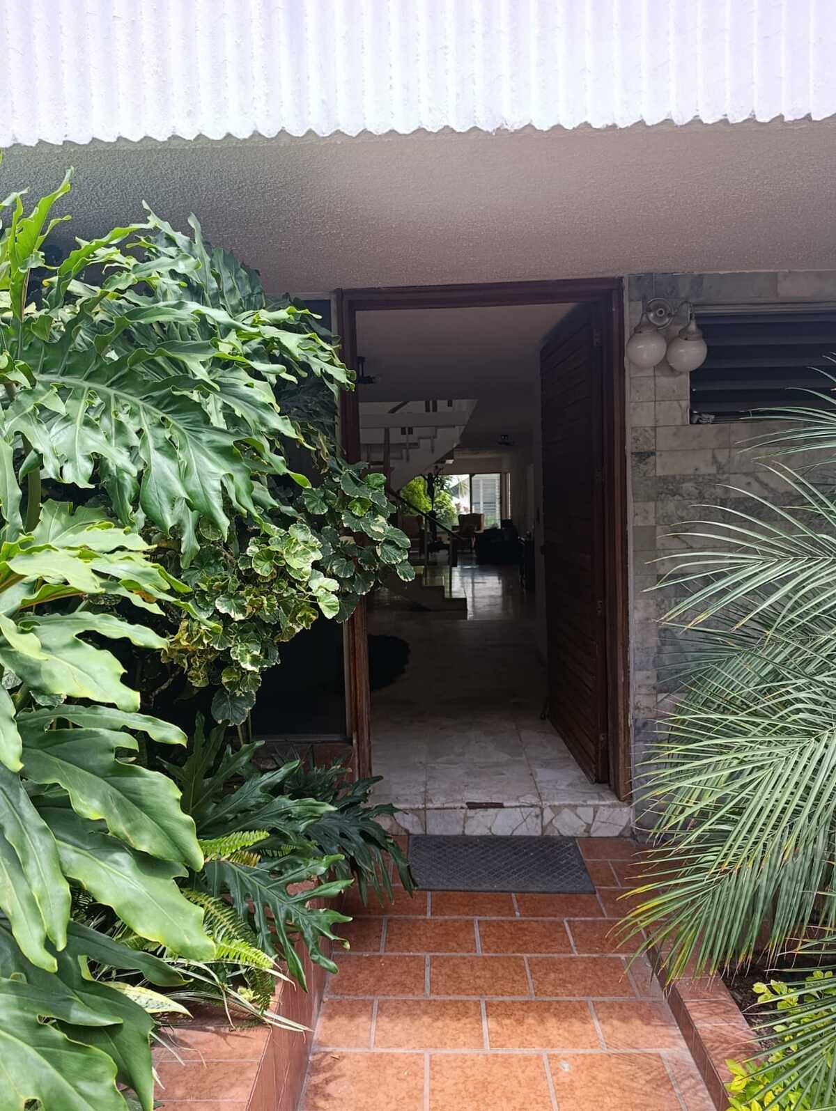 4 of 33: Puerta principal