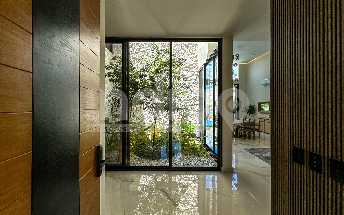 4 de 50: Vestíbulo de Acceso con Jardín Interior