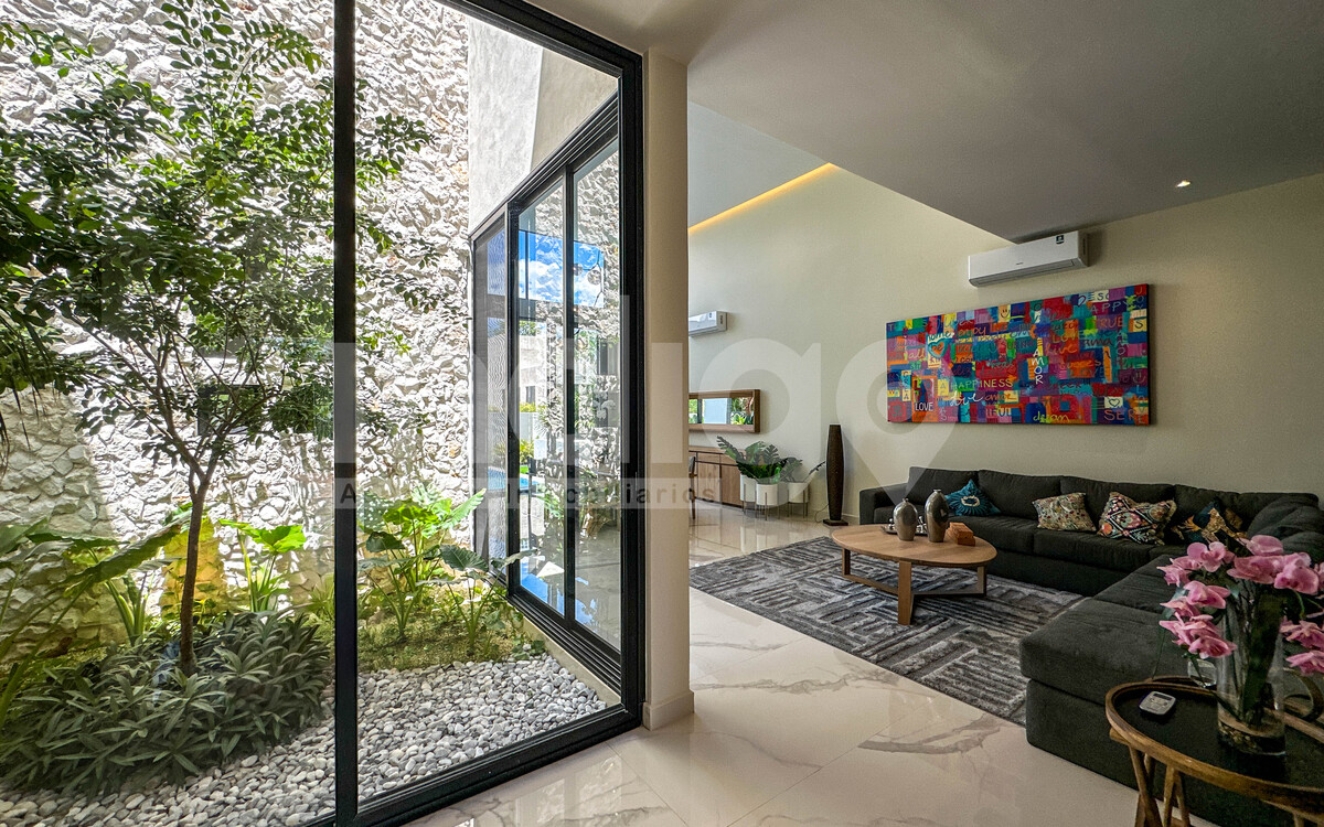 5 de 50: Vestíbulo de Acceso con Jardín Interior