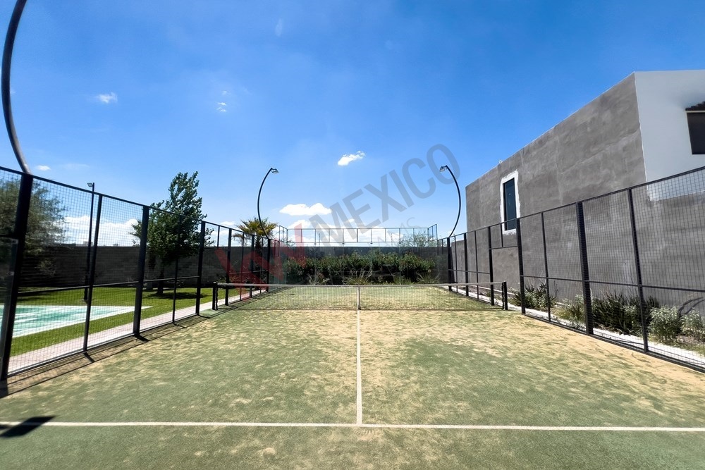 2 of 10: cancha padel