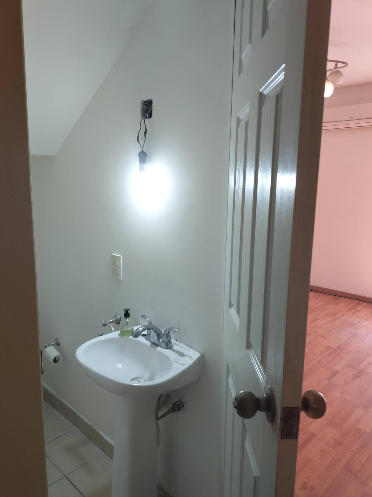 5 of 16: medio baño planta baja