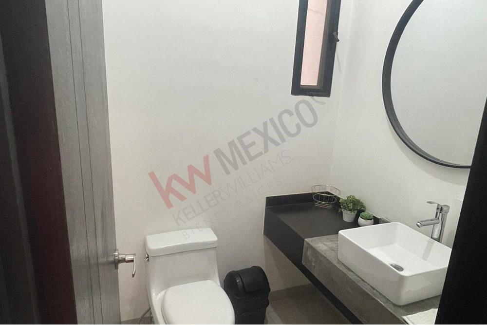 4 of 25: BAÑO EN PLANTA BAJA