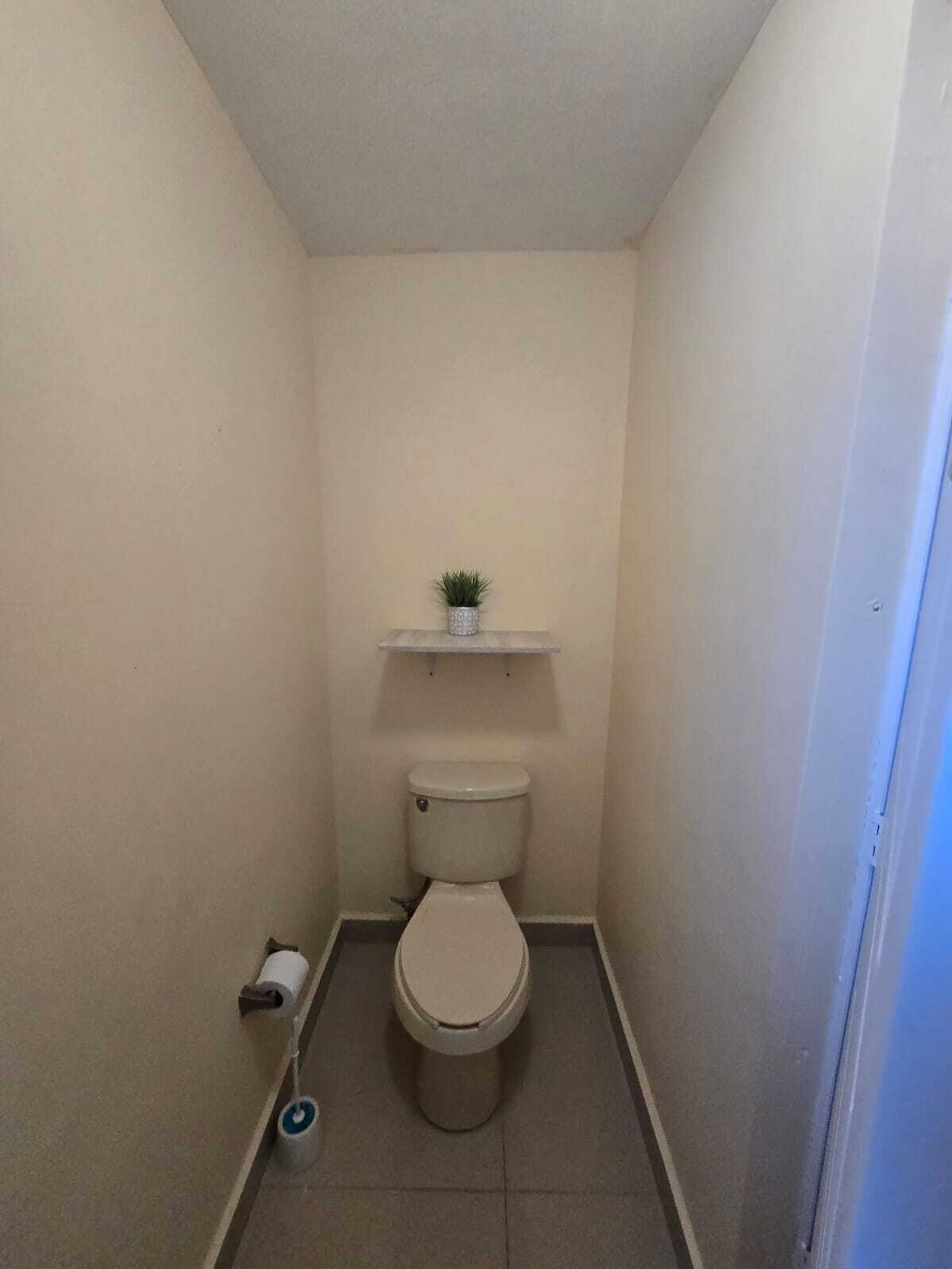 4 de 25: MEDIO BAÑO PLANTA BAJA