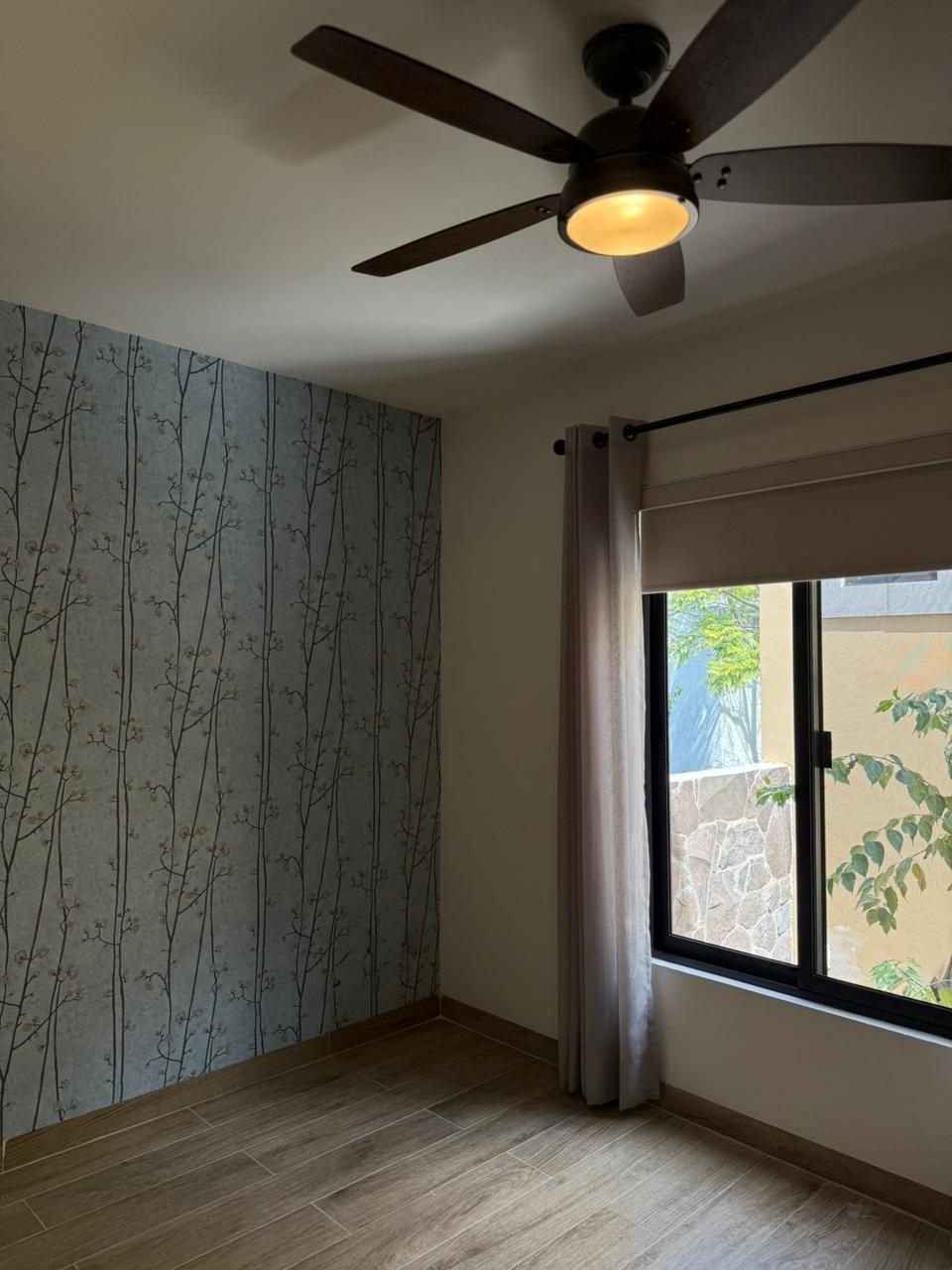 8 of 12: Habitación principal con muro tapizado