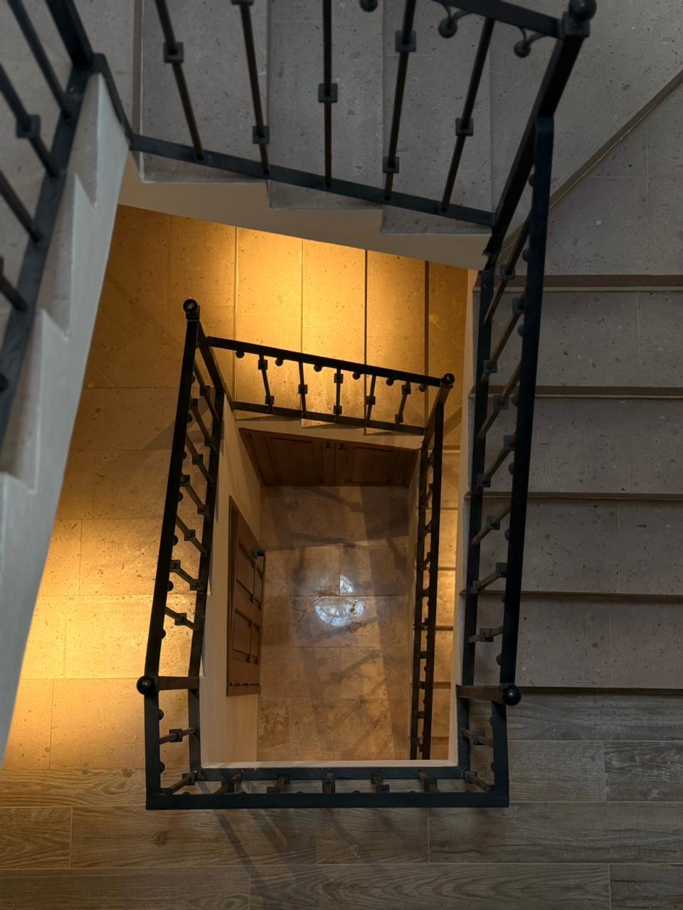 6 of 12: Vista de escaleras