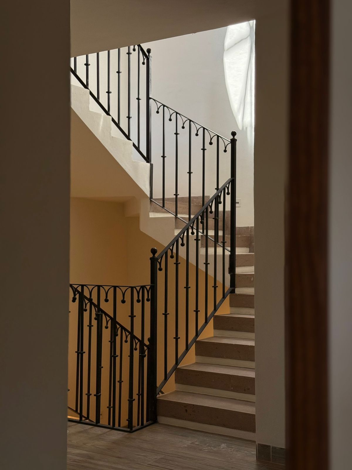 5 of 12: Escaleras con acabado de cantera