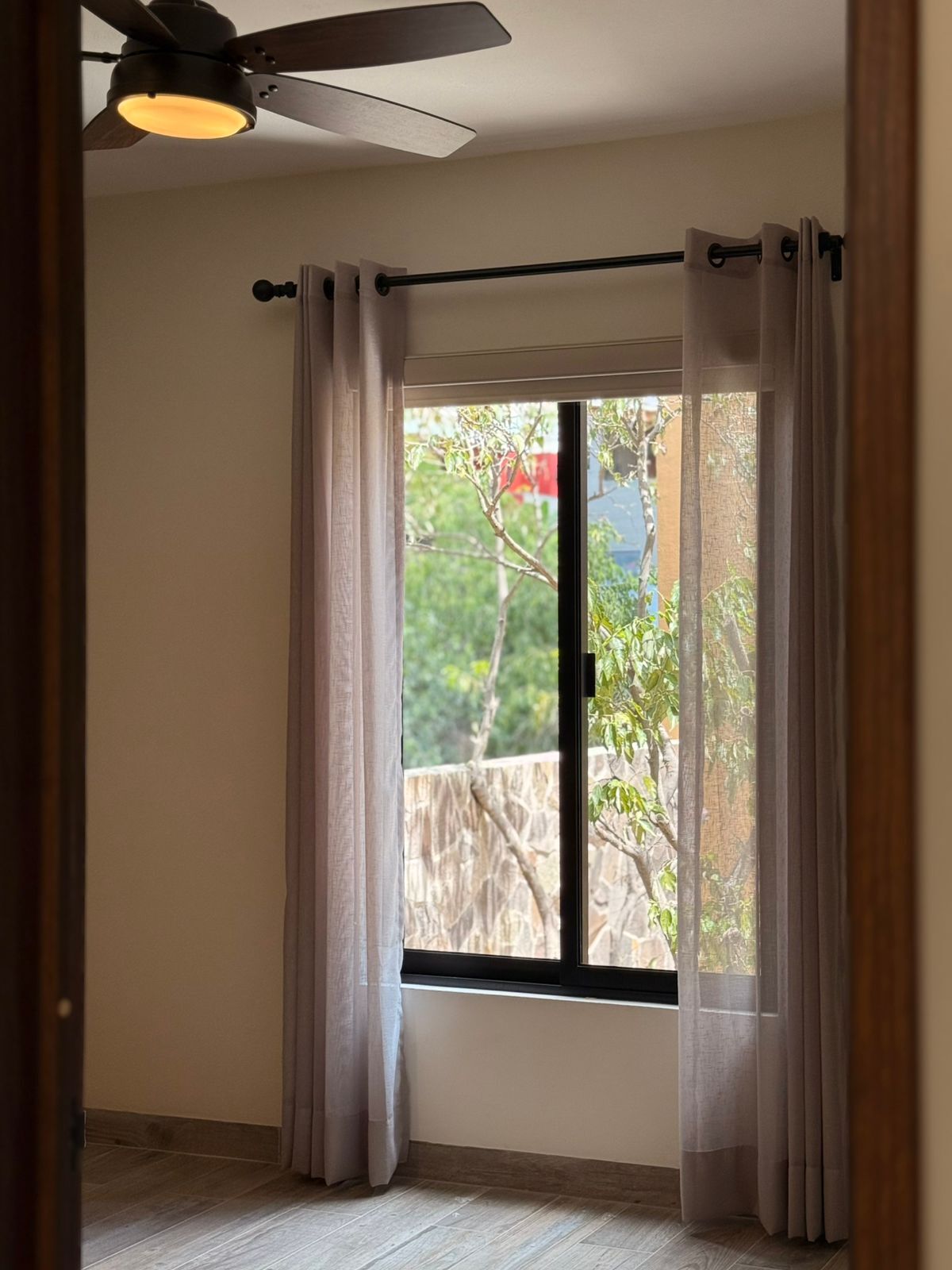 4 of 12: Ventana con cortinas y persianas