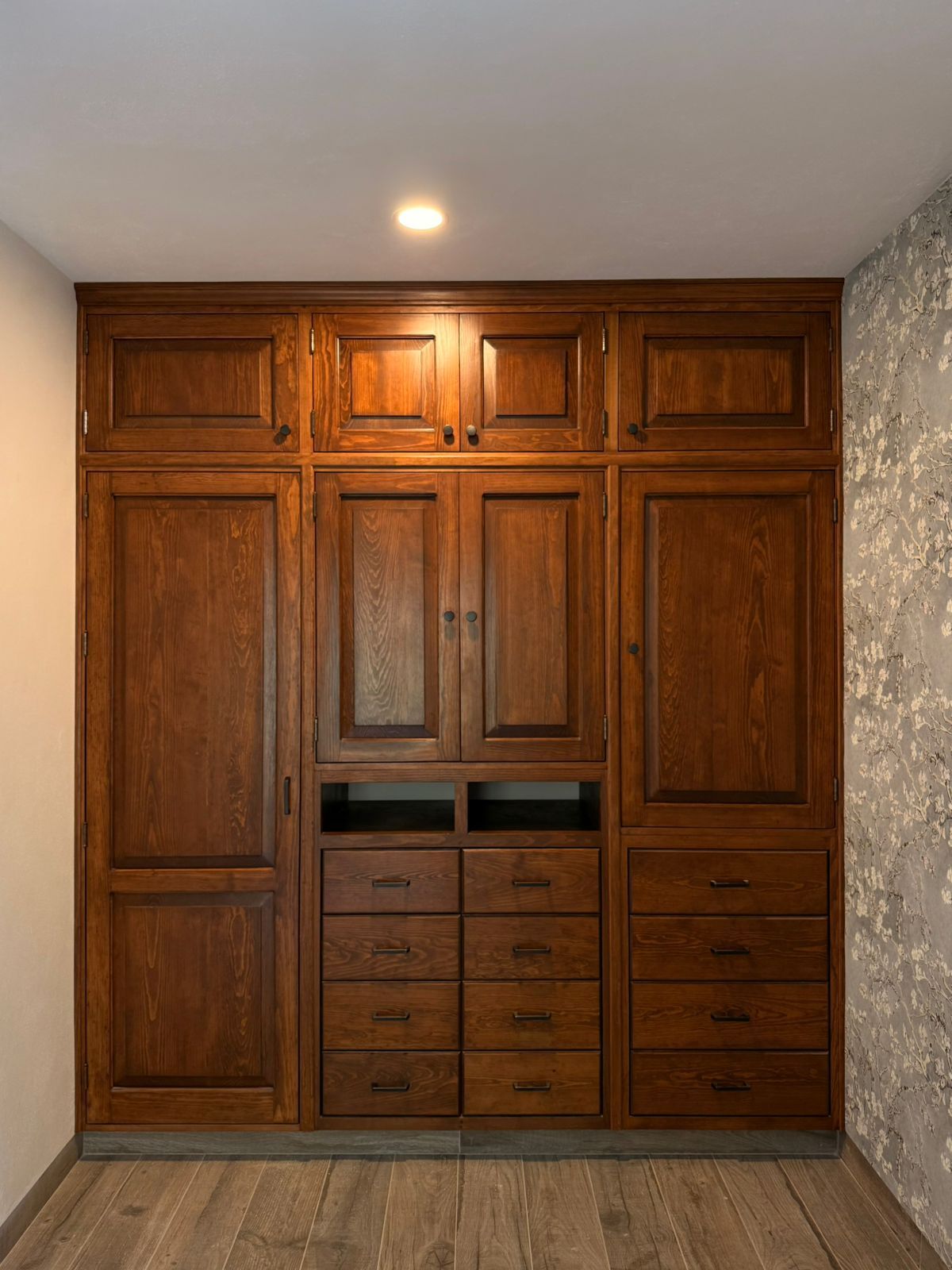 7 of 12: Closet de madera alta calidad