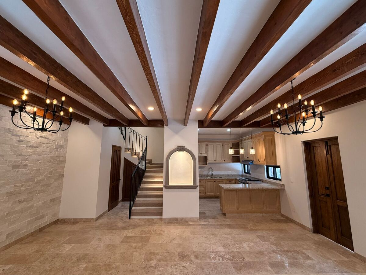 2 of 12: Sala - Comedor conectan con cocina. Medio baño