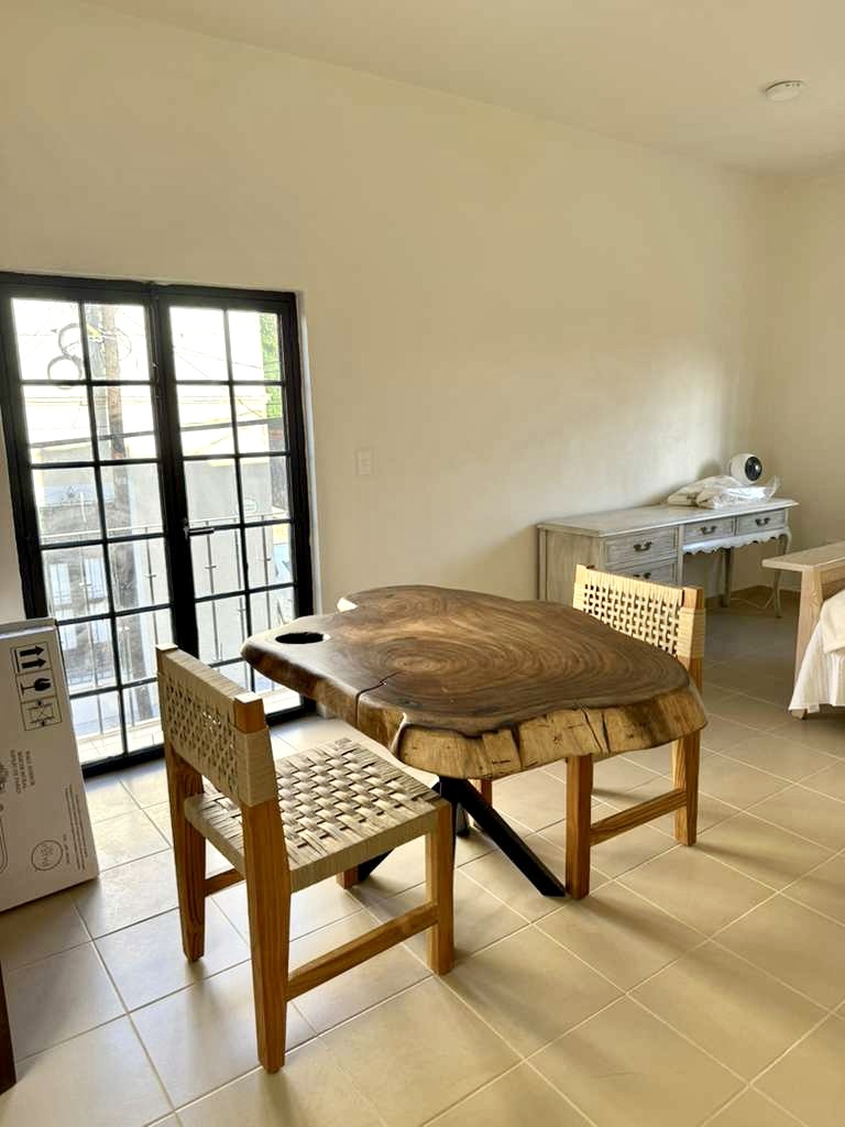 5 of 6: Comedor con mesa de parota y sillas de teca artesanales
