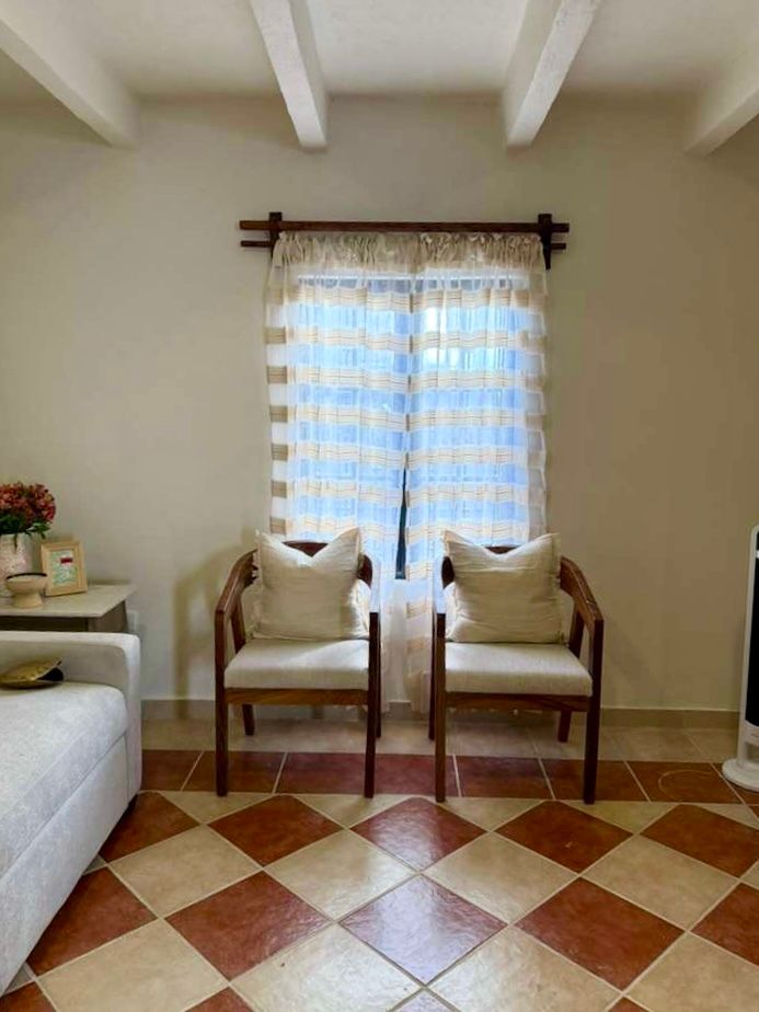 4 de 24: Silla de madera de parota