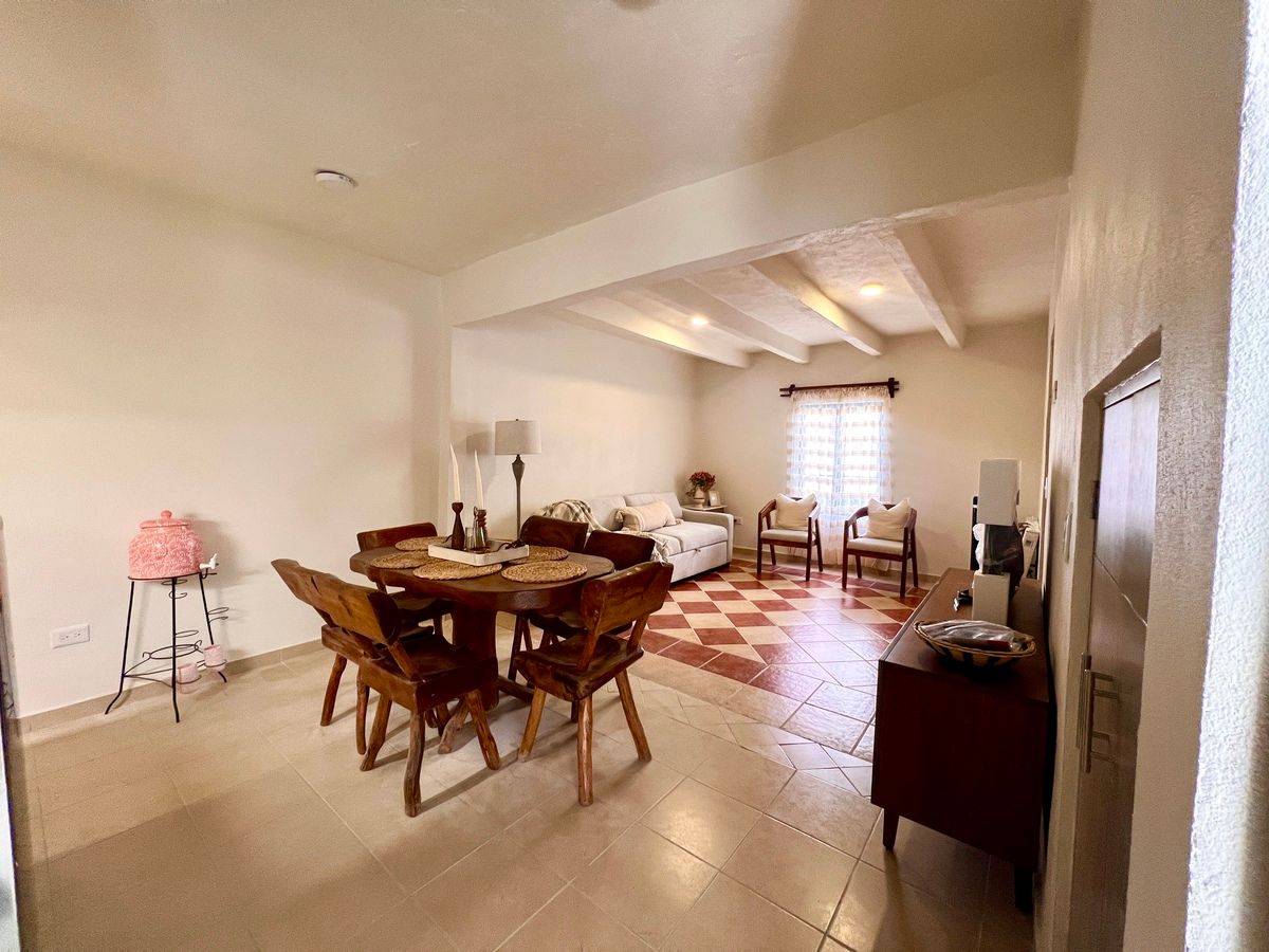 5 de 24: Comedor de madera de parota