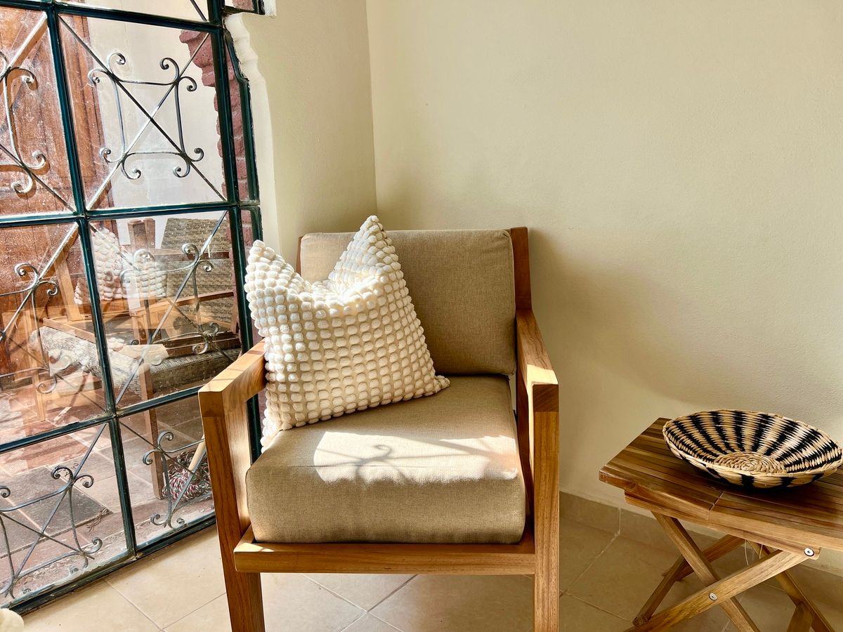 19 de 24: Silla en madera de teca