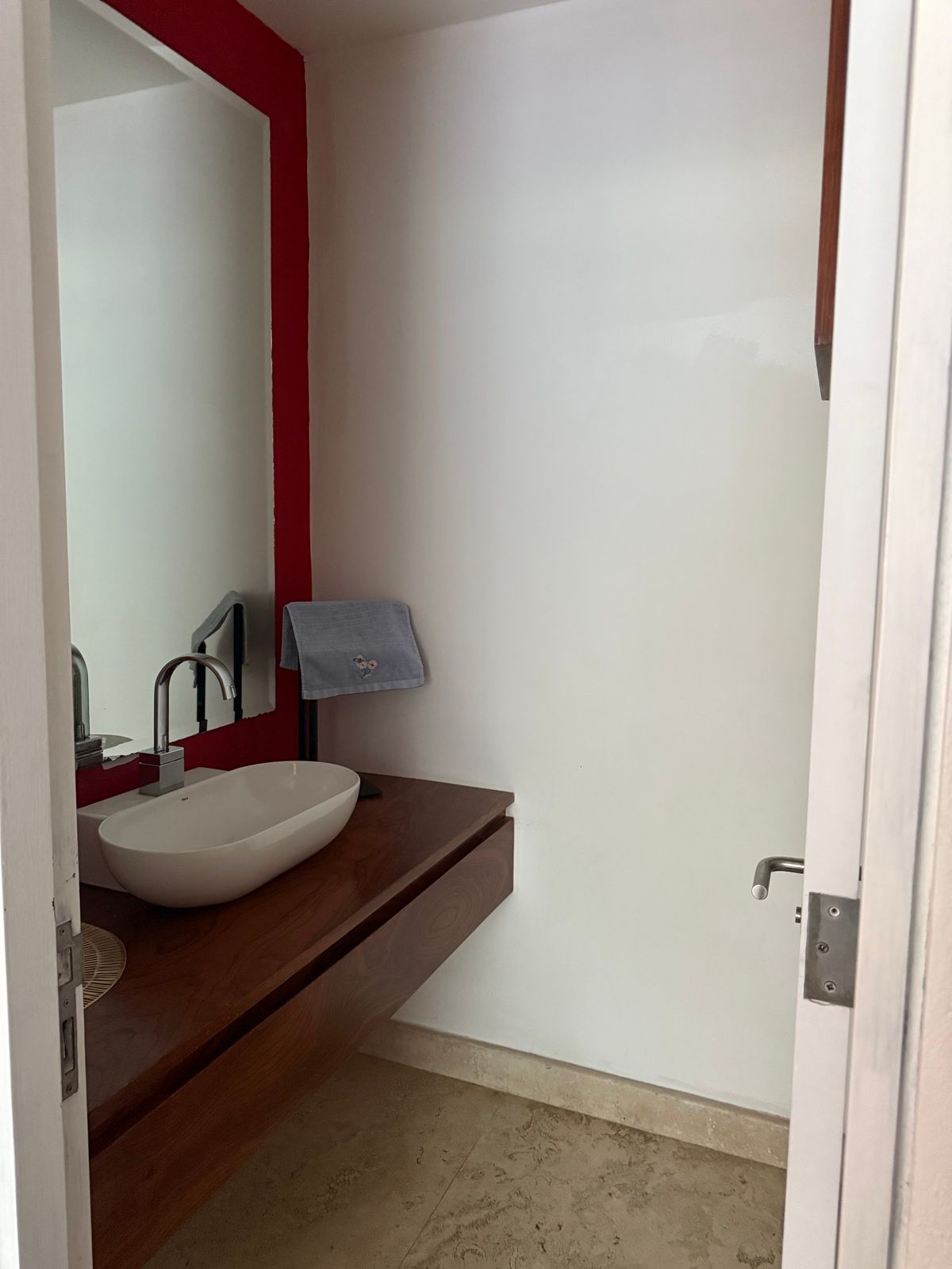 13 de 49: Baño de visitas