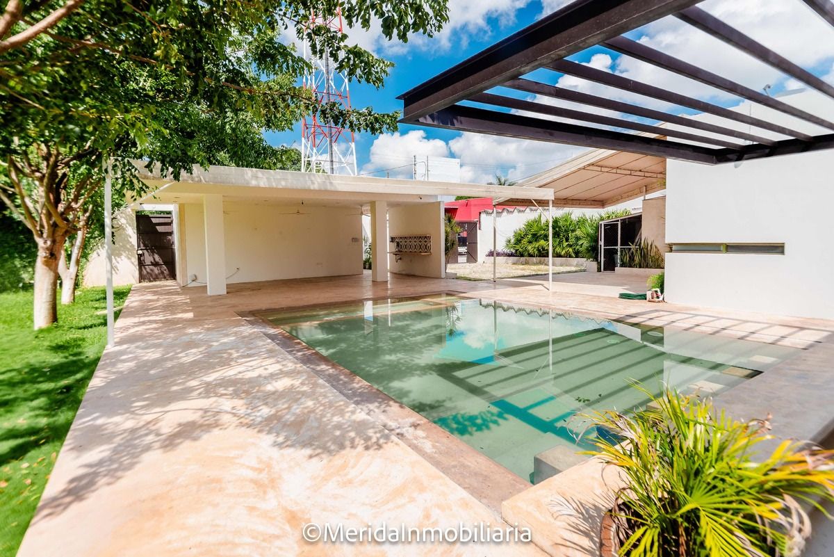 Terreno con construcción y jardines, ideal para eventos o proyecto inmobiliario